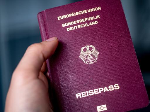 Ein dunkelrot eingebundener Pass mit folgender Prägung in goldenen Buchstaben: Europäische Union. Bundesrepublik Deutschland. Reisepass und dem Bundesadler. Ein dunkelrot eingebundener Pass mit folgender Prägung in goldenen Buchstaben: Europäische Union. Bundesrepublik Deutschland. Reisepass und dem Bundesadler.