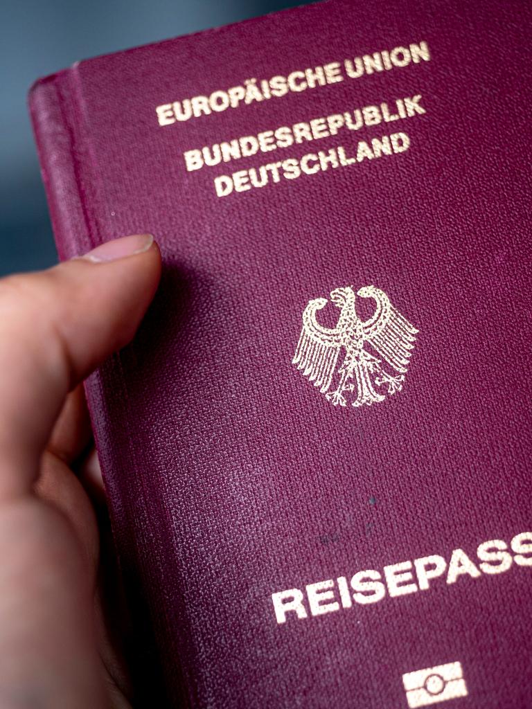 Ein dunkelrot eingebundener Pass mit folgender Prägung in goldenen Buchstaben: Europäische Union. Bundesrepublik Deutschland. Reisepass und dem Bundesadler. Ein dunkelrot eingebundener Pass mit folgender Prägung in goldenen Buchstaben: Europäische Union. Bundesrepublik Deutschland. Reisepass und dem Bundesadler.