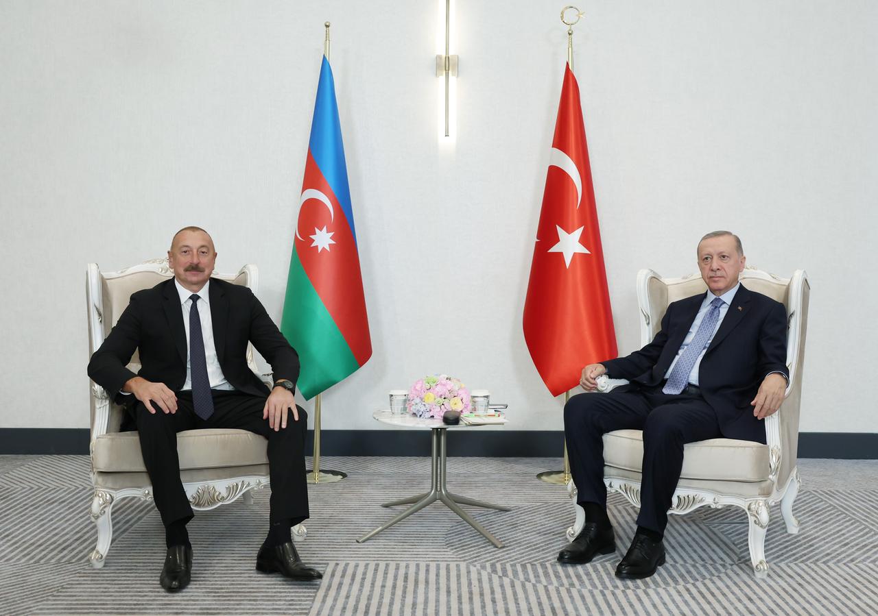 Der türkische Präsident Erdogan und der aserbaidschanische Präsident
Alijew bei einem Treffen 2022. Der türkische Präsident Erdogan und der aserbaidschanische Präsident
Alijew bei einem Treffen 2022.