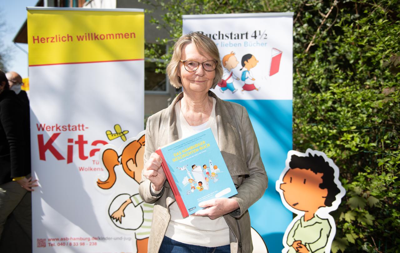 Die Kinderbuchautorin Kirsten Boie hält bei einer Veranstaltung in Hamburg ein Buch in den Händen.