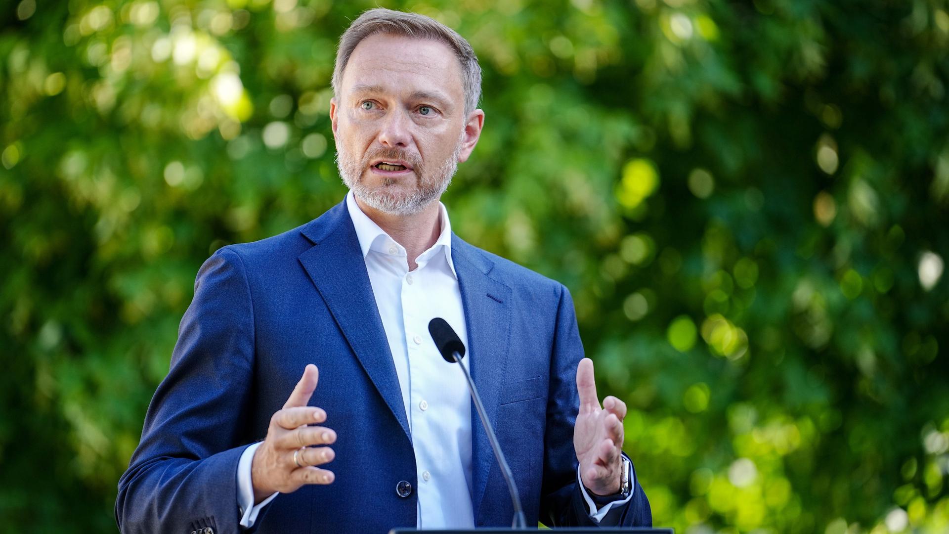 Berlin: Christian Lindner (FDP), Bundesminister für Finanzen, steht vor einem Mikrofon und spricht. Berlin: Christian Lindner (FDP), Bundesminister für Finanzen, steht vor einem Mikrofon und spricht.