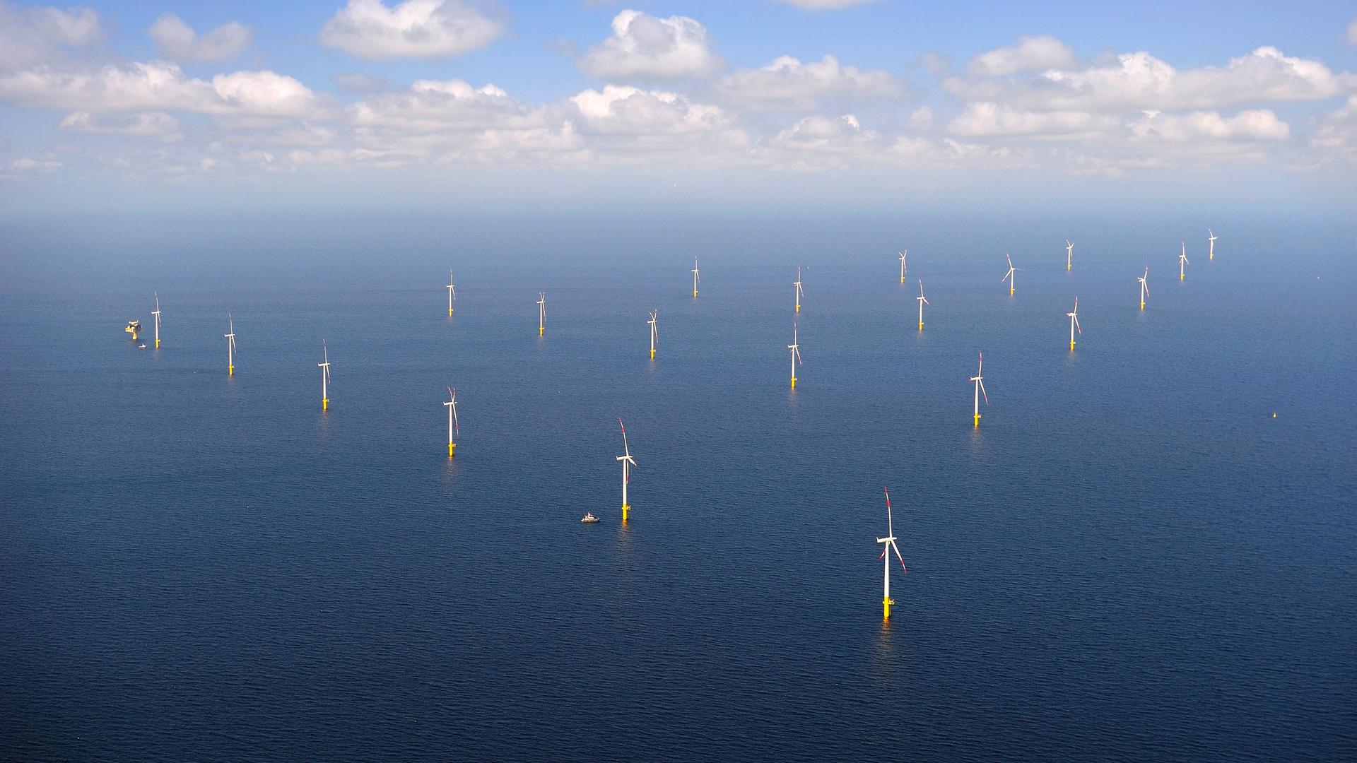 Blick auf die Ostsee mit vielen Windrädern Blick auf die Ostsee mit vielen Windrädern