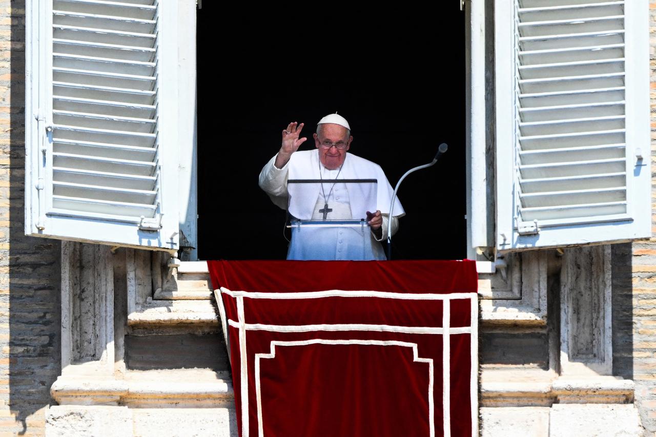 Papst Franziskus winkt während des Gebets aus dem Fenster des apostolischen Palastes Papst Franziskus winkt während des Gebets aus dem Fenster des apostolischen Palastes