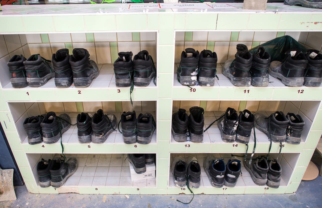 Arbeitsschuhe von Häftlingen stehen in einem Regal der Lackiererei der Justizvollzugsanstalt Wriezen (Brandenburg).