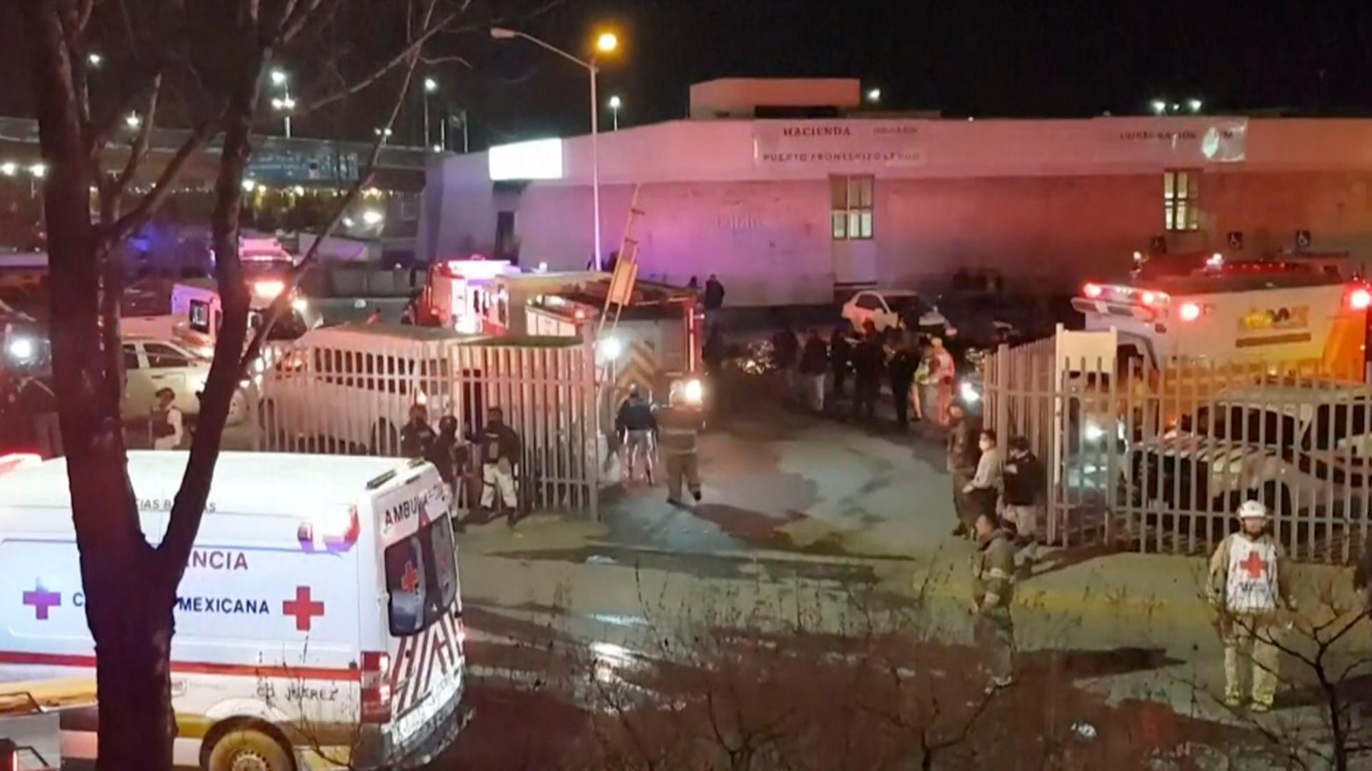 Mexico, Ciudad Juárez: Mehrere Tote und Verletzte bei Brand in Auffanglager für illegale Einwanderer. Feuerwehrleute und Sanitäter sind vor dem Gebäude im Einsatz.
