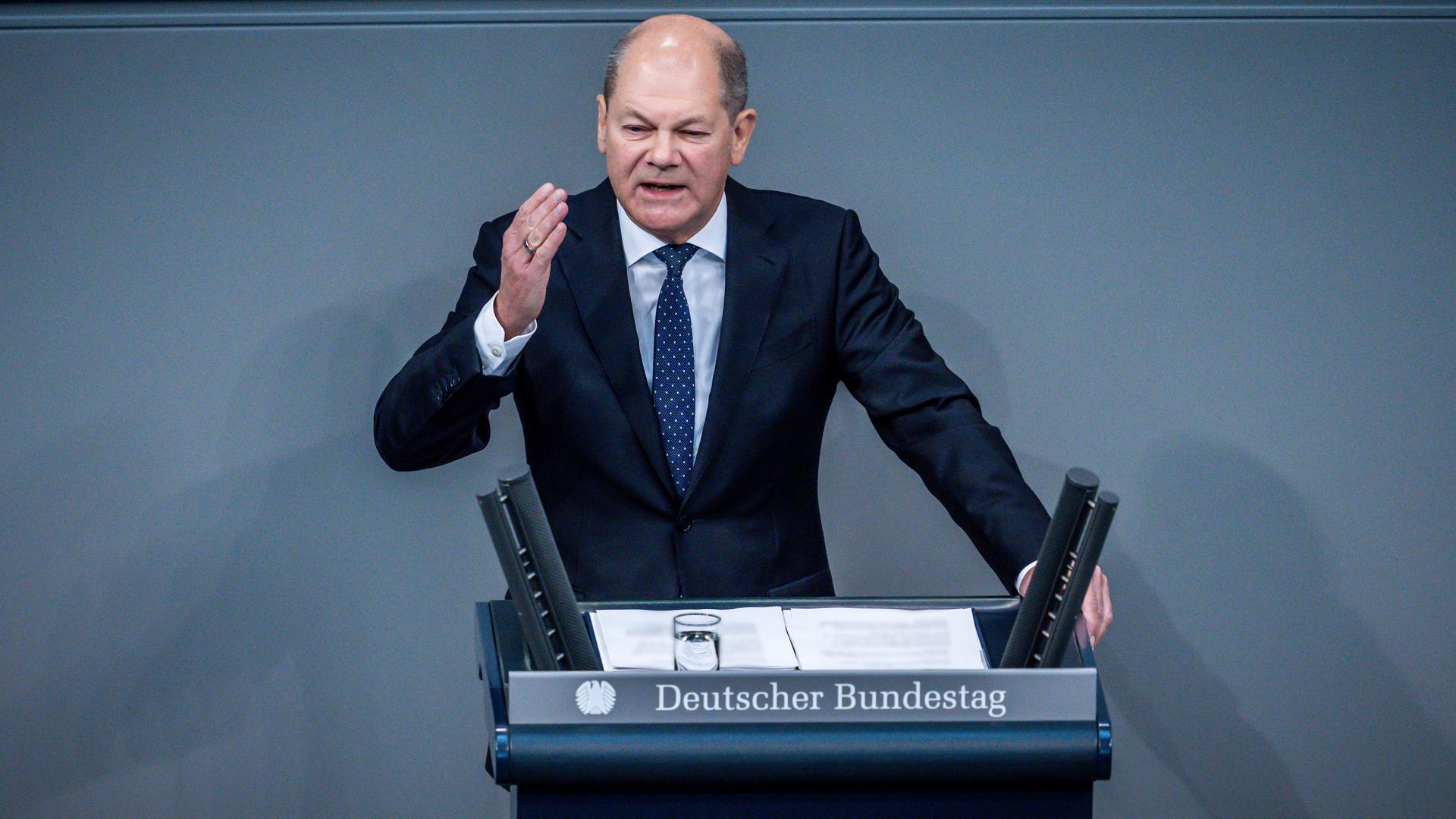 Bundeskanzler Olaf Scholz spricht im Bundestag in der Generaldebatte der Haushaltswoche. Bundeskanzler Olaf Scholz spricht im Bundestag in der Generaldebatte der Haushaltswoche.
