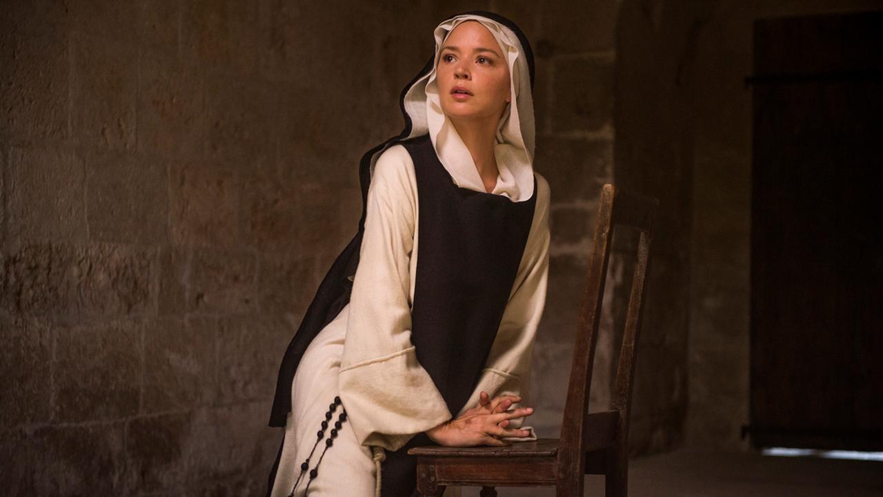 Gottesfürchtig: Benedetta (Virginie Efira) übt sich in Demut. Gottesfürchtig: Benedetta (Virginie Efira) übt sich in Demut.