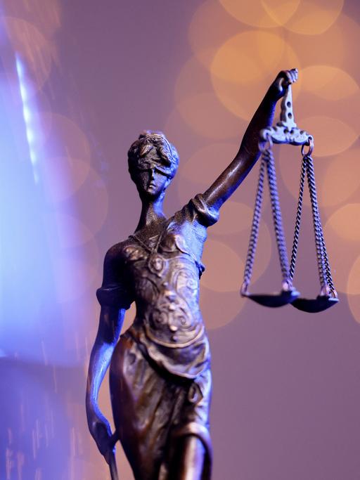 Eine Bronzestatue der Justitia steht auf einem Tisch. (Symbolbild) 