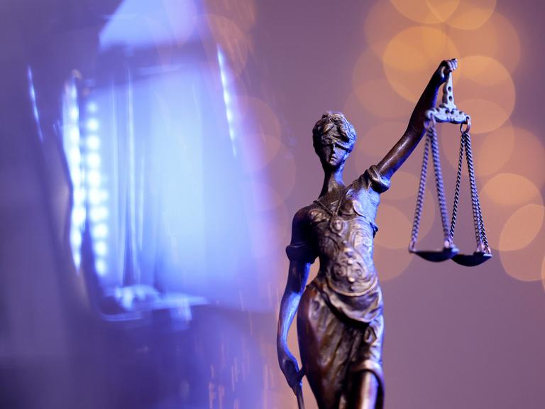Eine Bronzestatue der Justitia steht auf einem Tisch. (Symbolbild) 
