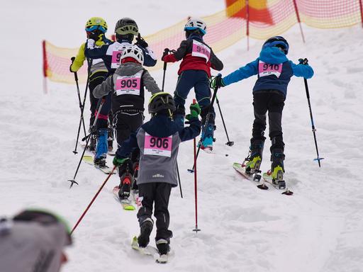 Kinder bei einem Skirennen in Schönau am Königssee.