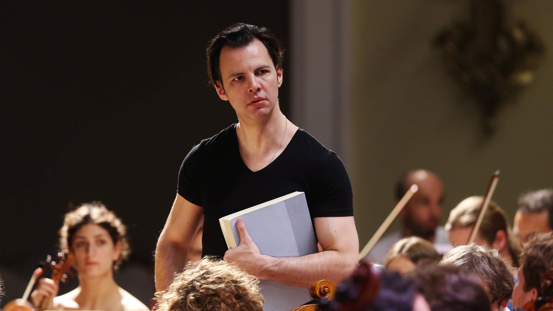 Dirigent Teodor Currentzis inmitten von Orchestermitgliedern seines Ensembles MusicAeterna bei einer Probe. Dirigent Teodor Currentzis inmitten von Orchestermitgliedern seines Ensembles MusicAeterna bei einer Probe.