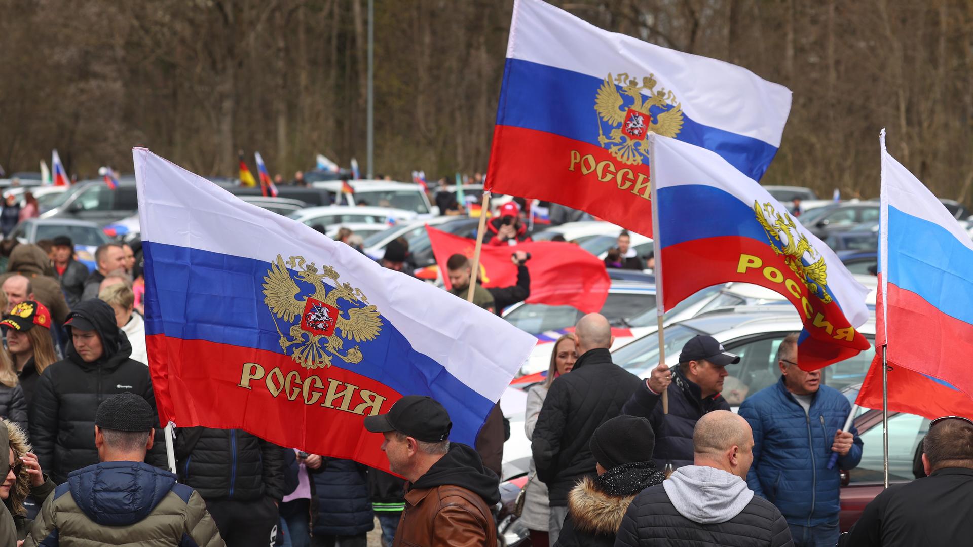 Demonstranten stehen mit russischen Fahnen auf dem Tänzelfestplatz in Kaufbeuren Demonstranten stehen mit russischen Fahnen auf dem Tänzelfestplatz in Kaufbeuren