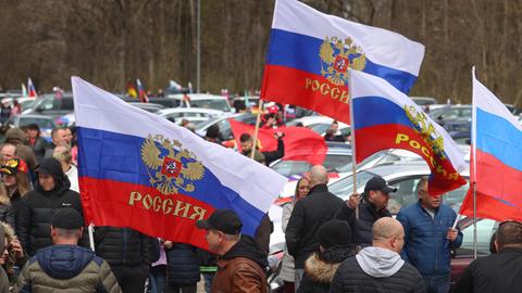 Demonstranten stehen mit russischen Fahnen auf dem Tänzelfestplatz in Kaufbeuren
