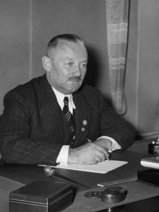 Manfred von Killinger, Porträt am Schreibtisch, als neuernannter Gesandter für die Slowakei, vom 30.07.1940.