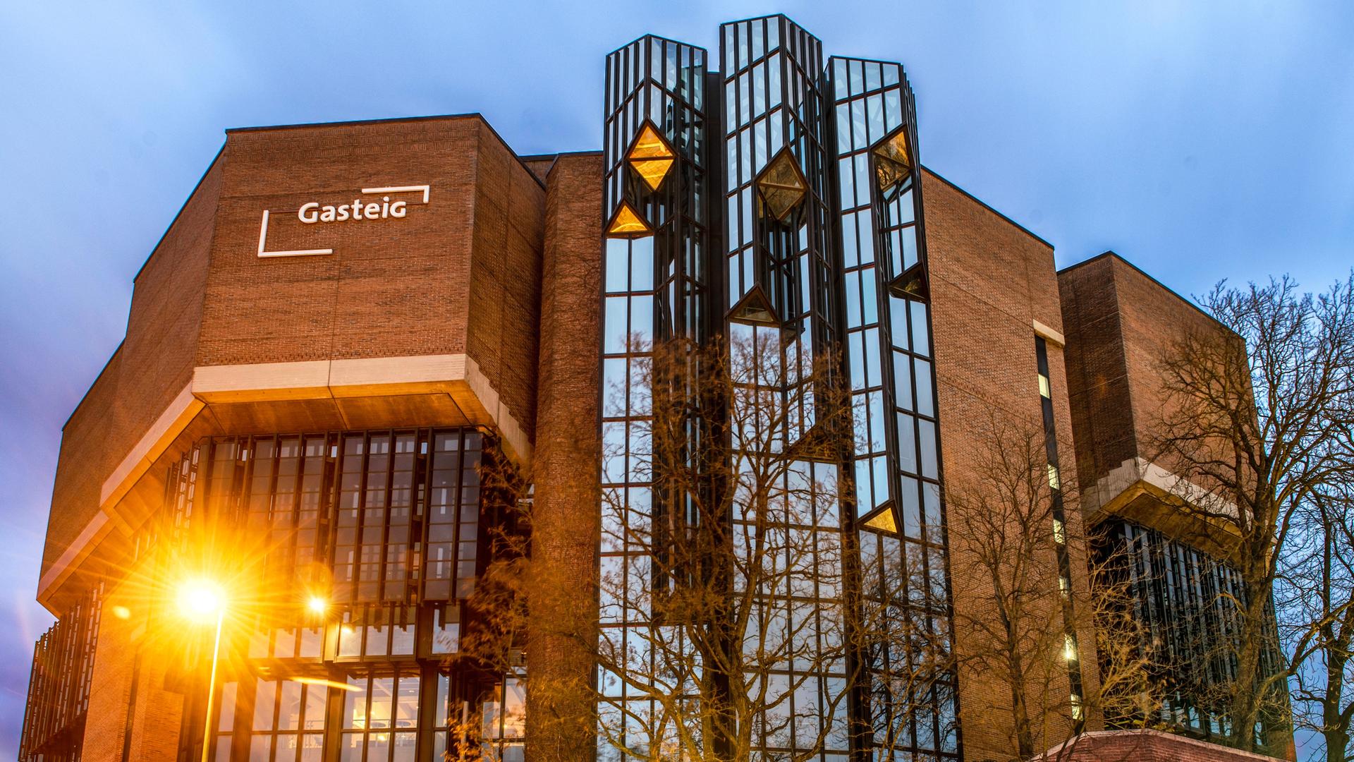 Blick auf das beleuchtete Haus Gasteig Kulturzentrum in München.