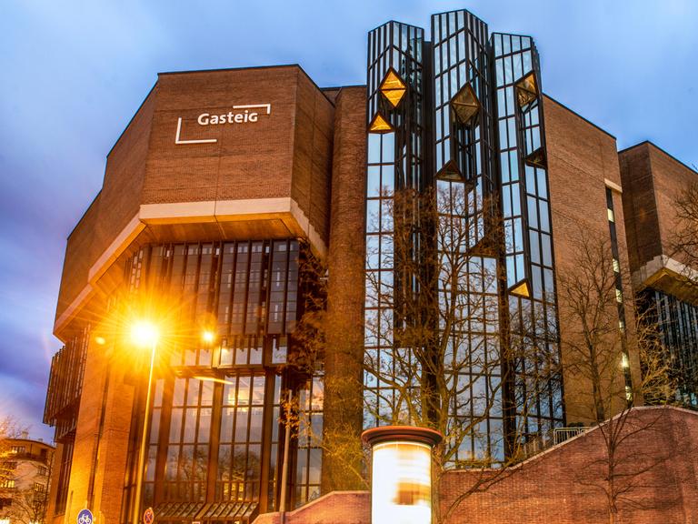 Blick auf das beleuchtete Haus Gasteig Kulturzentrum in München.