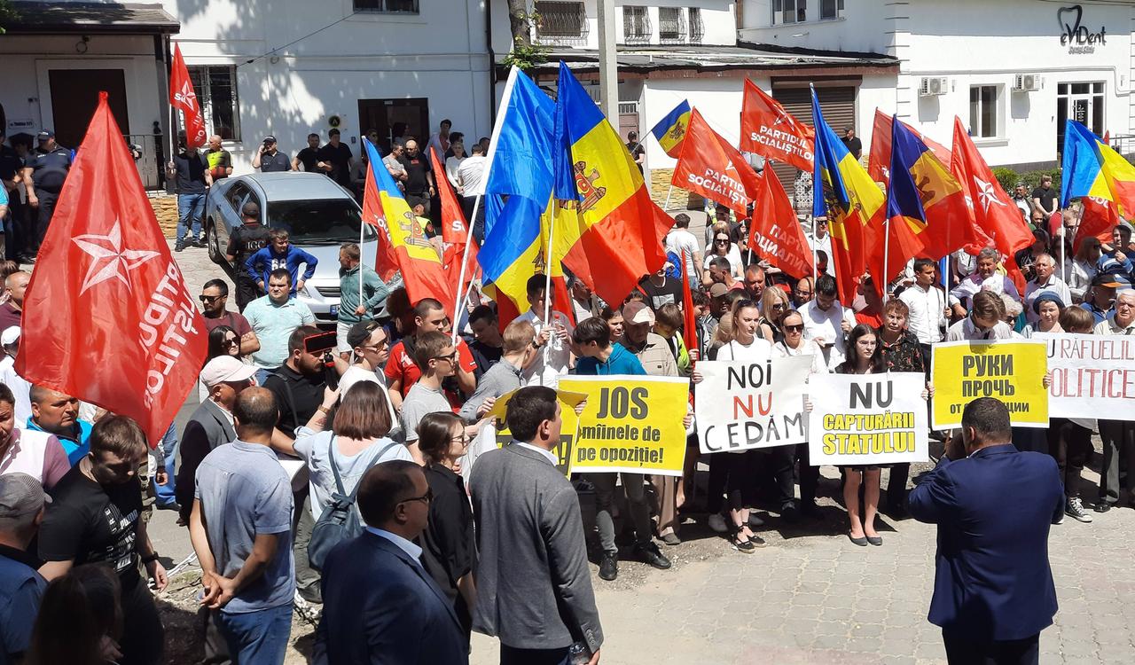 Protest mit Fahnen und Schildern in Chisinau gegen die Verhaftung des Ex-Präsidenten der Republik Moldau, Igor Dodon, aufgenommen am 25.05.2022 Protest mit Fahnen und Schildern in Chisinau gegen die Verhaftung des Ex-Präsidenten der Republik Moldau, Igor Dodon, aufgenommen am 25.05.2022