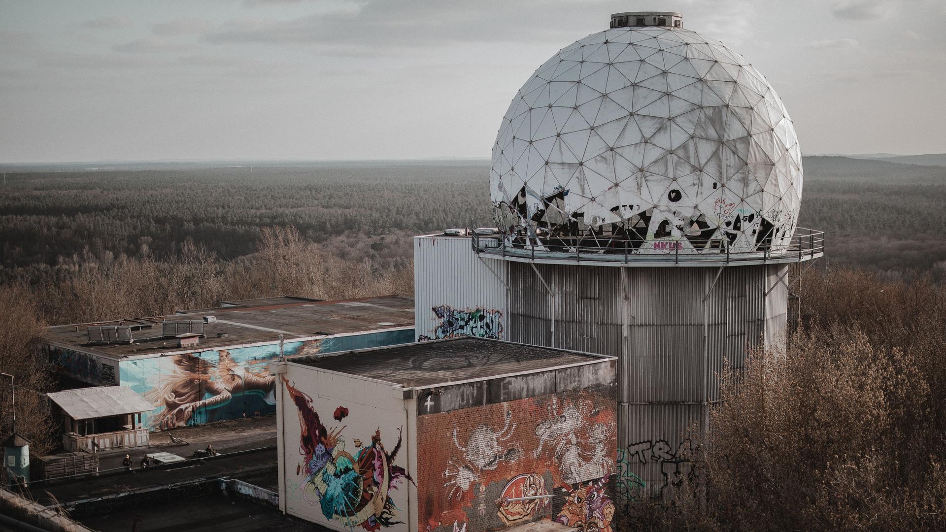 Ansicht der Abhöranlage auf dem Teufelsberg mit Graffities an den Wänden bei bedecktem Wetter im Winter. Ansicht der Abhöranlage auf dem Teufelsberg mit Graffities an den Wänden bei bedecktem Wetter im Winter.
