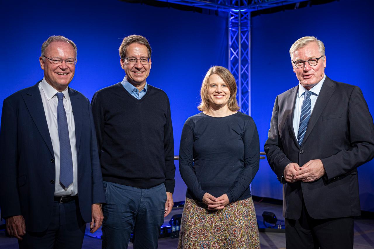 Stephan Weil (l-r, SPD), Spitzenkandidat seiner Partei für die anstehende Landtagswahl in Niedersachsen und Ministerpräsident von Niedersachsen, Stefan Birkner (FDP), Spitzenkandidat seiner Partei für die anstehende Landtagswahl in Niedersachsen, Julia Willie Hamburg (Bündnis 90/Die Grünen), Spitzenkandidatin ihrer Partei für die anstehende Landtagswahl in Niedersachsen, und Bernd Althusmann (CDU), Spitzenkandidat seiner Partei für die anstehende Landtagswahl in Niedersachsen und Wirtschaftsminister von Niedersachsen, stehen beim Wahlforum der Hannoverschen Allgemeine Zeitung (HAZ) zusammen. Stephan Weil (l-r, SPD), Spitzenkandidat seiner Partei für die anstehende Landtagswahl in Niedersachsen und Ministerpräsident von Niedersachsen, Stefan Birkner (FDP), Spitzenkandidat seiner Partei für die anstehende Landtagswahl in Niedersachsen, Julia Willie Hamburg (Bündnis 90/Die Grünen), Spitzenkandidatin ihrer Partei für die anstehende Landtagswahl in Niedersachsen, und Bernd Althusmann (CDU), Spitzenkandidat seiner Partei für die anstehende Landtagswahl in Niedersachsen und Wirtschaftsminister von Niedersachsen, stehen beim Wahlforum der Hannoverschen Allgemeine Zeitung (HAZ) zusammen.
