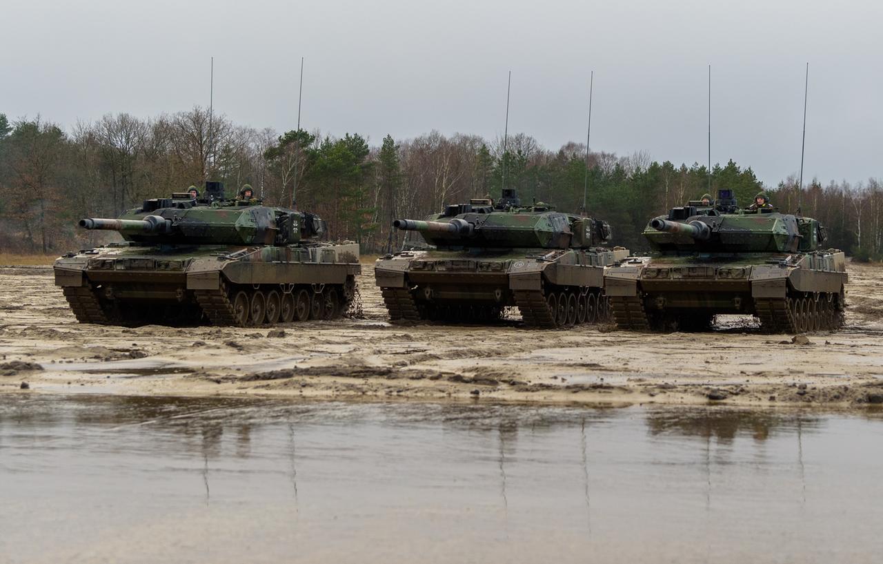 Kampfpanzer der Bundeswehr vom Typ Leopard 2 A7V fahren über den Truppenübungsplatz.