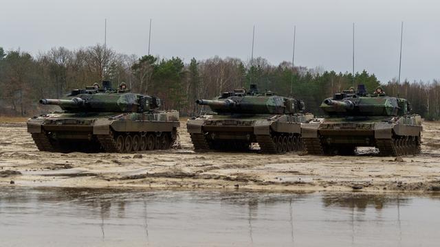 Kampfpanzer der Bundeswehr vom Typ Leopard 2 A7V fahren über den Truppenübungsplatz.