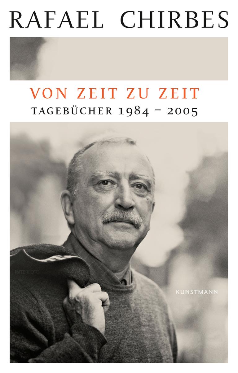 Buchcover zu Rafael Chirbes Roman "Von Zeit zu Zeit". Zu sehen ist ein älterer Mann in schwarz-weiß mit Jacke über der Schulter.