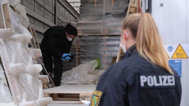 Am Parkplatz Wiesenholz Ost an der BAB13 bei Thiendorf sichert die Kriminalpolizei Spuren auf der Ladefläche eines aufgebrochenem LKW. Planenschlitzer verursachen hohen Sachschaden