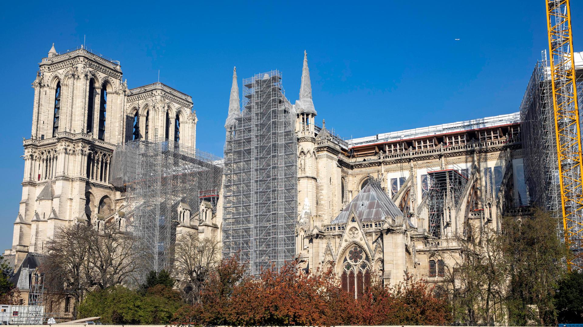 Blick auf die Kathedrale Notre-Dame in Paris mit Gerüsten an der Seite. Blick auf die Kathedrale Notre-Dame in Paris mit Gerüsten an der Seite.
