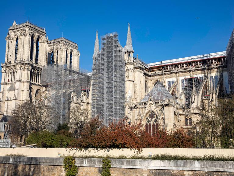 Blick auf die Kathedrale Notre-Dame in Paris mit Gerüsten an der Seite.