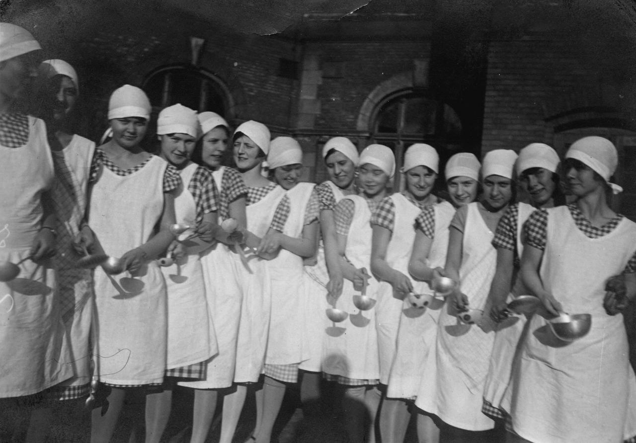 Schülerinnen einer Hauswirtschaftschule in Berlin in den 1920er-Jahren. Schülerinnen einer Hauswirtschaftschule in Berlin in den 1920er-Jahren.