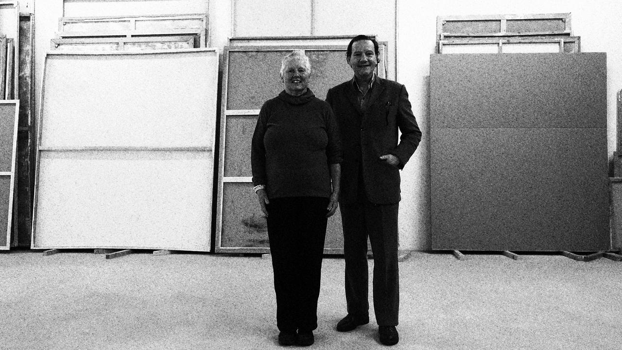Miriam Cahn in ihrem Atelier mit Oliver Augst.