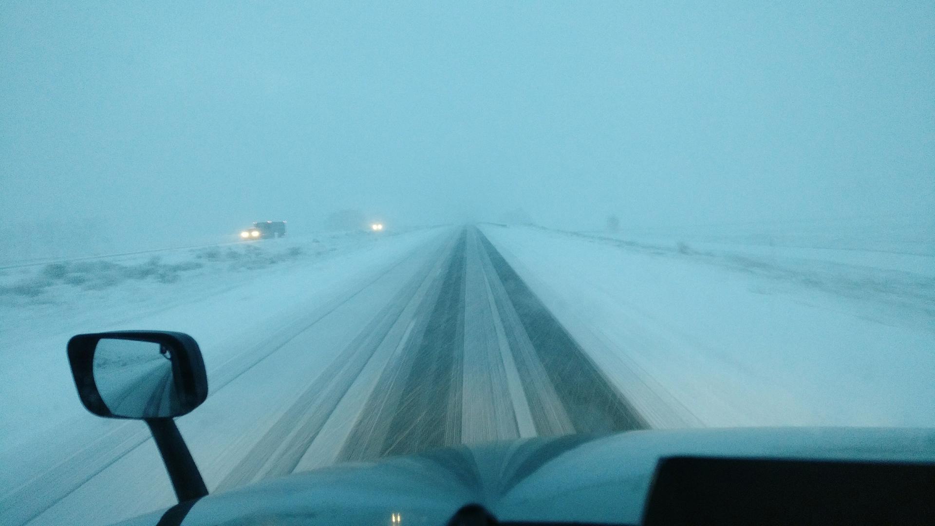 Nate und Sara wollen weg aus Minnesota. Vielleicht hätten sie nicht mitten im Winter aufbrechen sollen. Nate und Sara wollen weg aus Minnesota. Vielleicht hätten sie nicht mitten im Winter aufbrechen sollen.