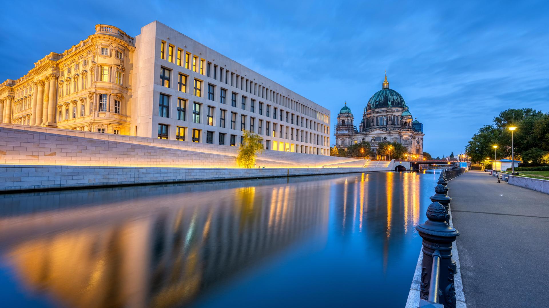 Der Berliner Dom, die Spree und die Rückseite des Stadtschlosses vom gengeüberliegenden Ufer aus betrachtet. Der Berliner Dom, die Spree und die Rückseite des Stadtschlosses vom gengeüberliegenden Ufer aus betrachtet.