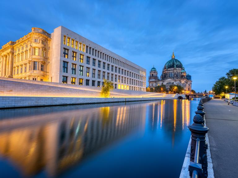 Der Berliner Dom, die Spree und die Rückseite des Stadtschlosses vom gengeüberliegenden Ufer aus betrachtet.