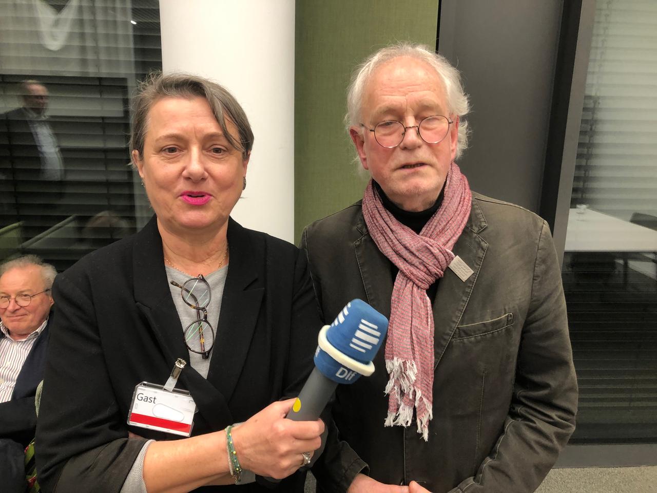 Halten die Erinnerung hoch: Mirjam Heydorn vom Studienkreis Deutscher Widerstand und
Eberhard Schulz, Mitgründer der Initiative "Nie wieder". Halten die Erinnerung hoch: Mirjam Heydorn vom Studienkreis Deutscher Widerstand und
Eberhard Schulz, Mitgründer der Initiative "Nie wieder".