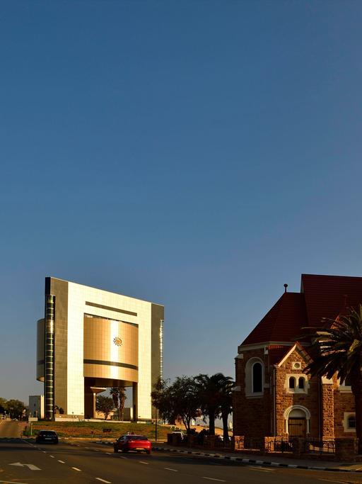 Lutherische Christuskirche mit Nationalmuseum in Windhoek, Namibia.