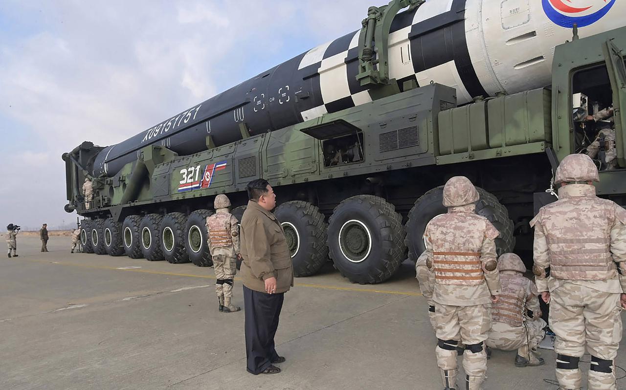Dieses am 19. November 2022 von der nordkoreanischen Regierung veröffentlichte Foto zeigt den nordkoreanischen Staatschef Kim Jong-un, bei der Inspektion einer angeblichen Hwasong-17 Interkontinentalrakete auf dem internationalen Flughafen von Pjöngjang Dieses am 19. November 2022 von der nordkoreanischen Regierung veröffentlichte Foto zeigt den nordkoreanischen Staatschef Kim Jong-un, bei der Inspektion einer angeblichen Hwasong-17 Interkontinentalrakete auf dem internationalen Flughafen von Pjöngjang