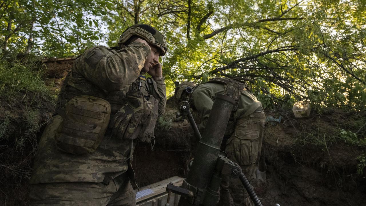 Ukrainische Soldaten bereiten sich darauf vor, das Feuer auf russische Stellungen zu eröffnen, um die Verteidigungslinie an der Frontlinie in Richtung der Stadt Avdiivka im Oblast Donezk, zu schützen.
