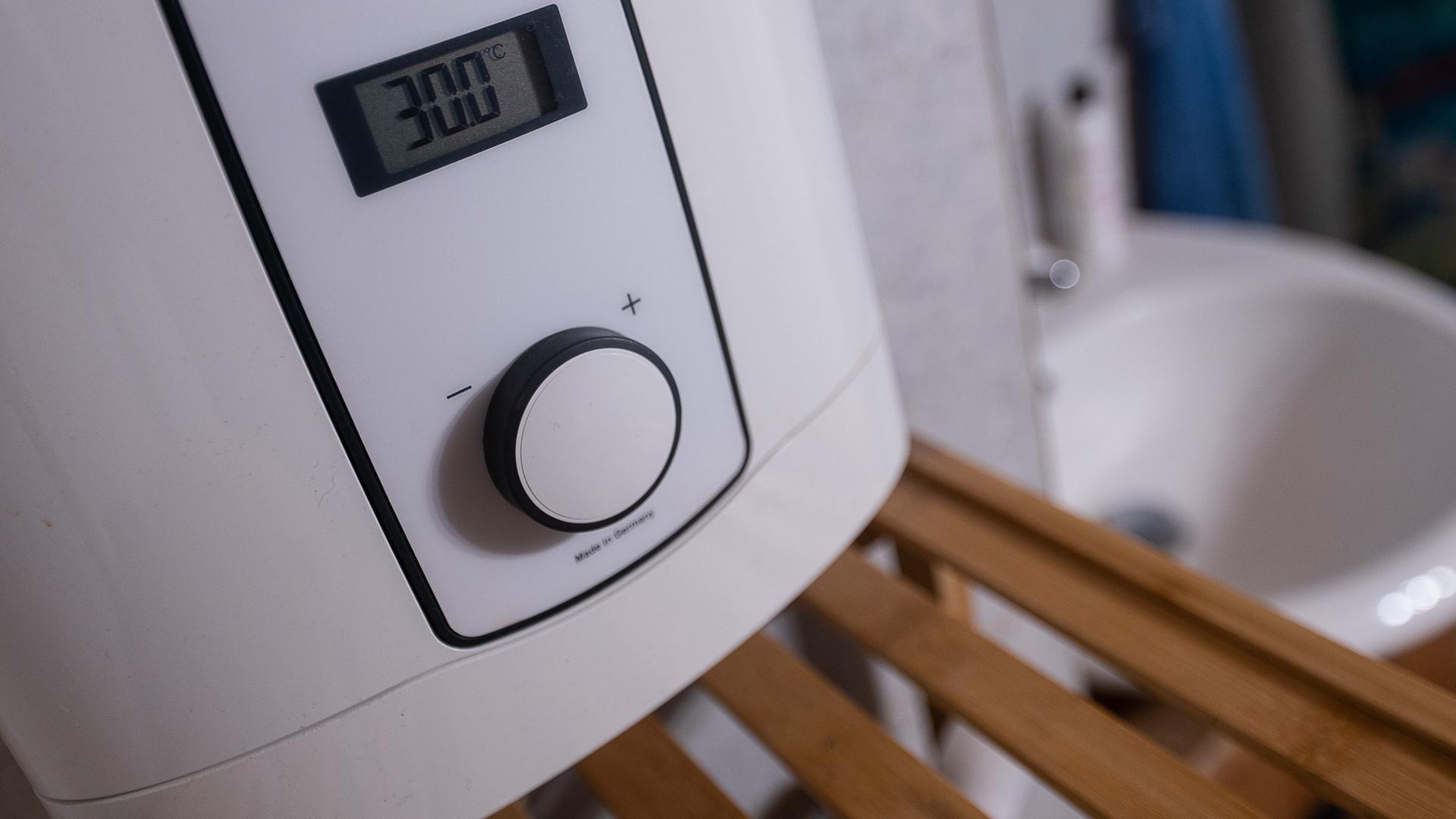 Die Temperaturanzeige eines elektrischen Durchlauferhitzers zeigt «30.0» Grad an, um Energie zu sparen Die Temperaturanzeige eines elektrischen Durchlauferhitzers zeigt «30.0» Grad an, um Energie zu sparen