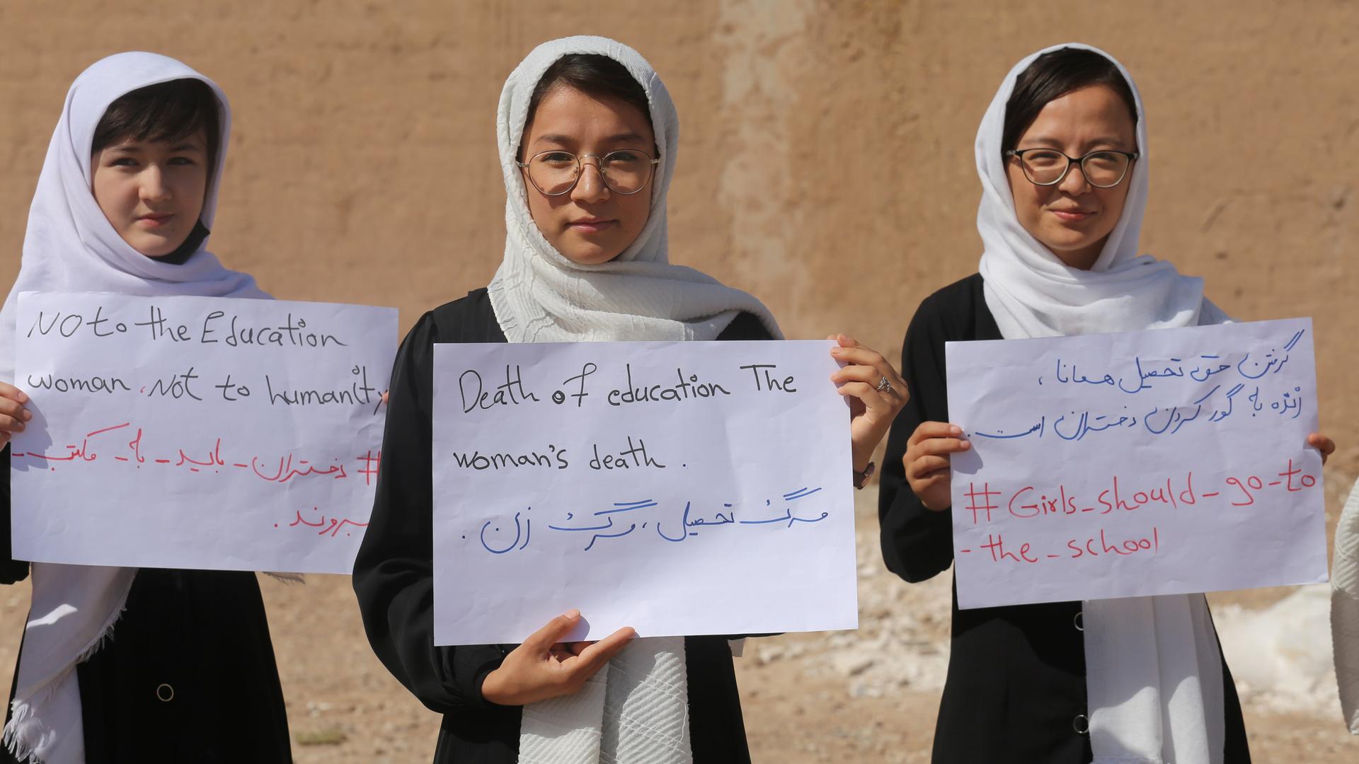 Junge Frauen demonstrieren für das Recht auf Bildung in Herat, Afghanistan, 2021. Junge Frauen demonstrieren für das Recht auf Bildung in Herat, Afghanistan, 2021.
