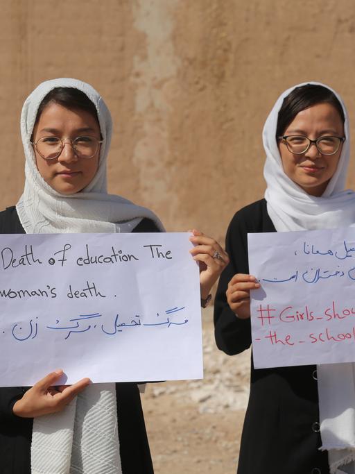 Junge Frauen demonstrieren für das Recht auf Bildung in Herat, Afghanistan, 2021.