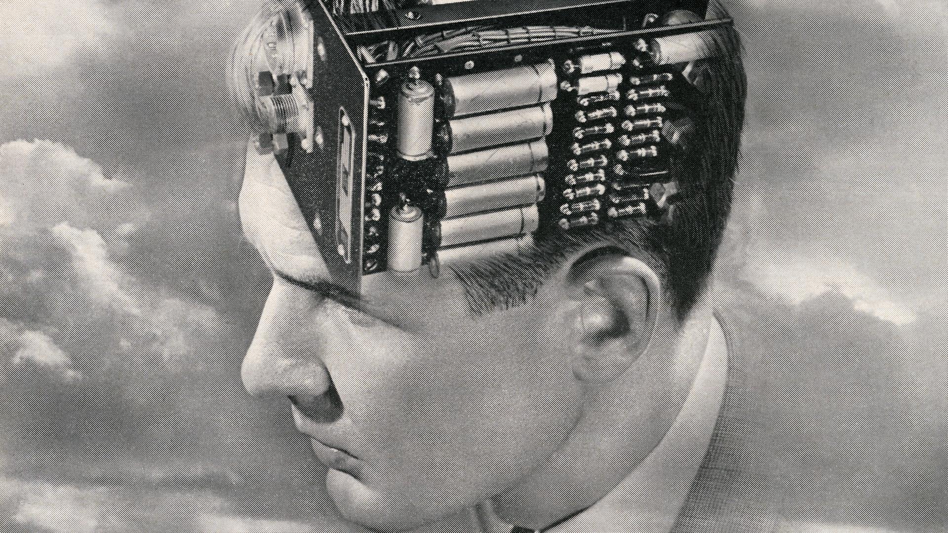 Vintage-Illustration des Kopfes eines jungen Mannes mit einer Montage einer elektronischen Leiterplatte anstelle des Gehirns.