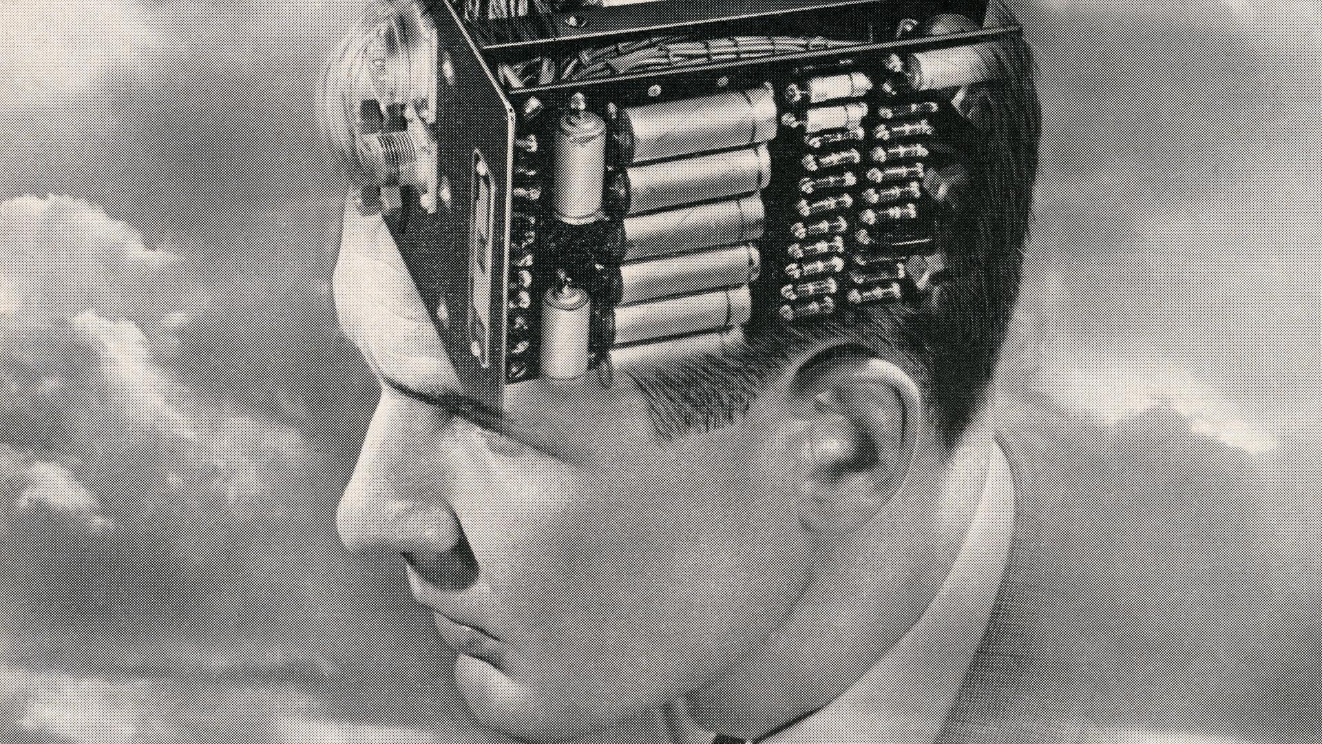 Vintage-Illustration des Kopfes eines jungen Mannes mit einer Montage einer elektronischen Leiterplatte anstelle des Gehirns. Vintage-Illustration des Kopfes eines jungen Mannes mit einer Montage einer elektronischen Leiterplatte anstelle des Gehirns.
