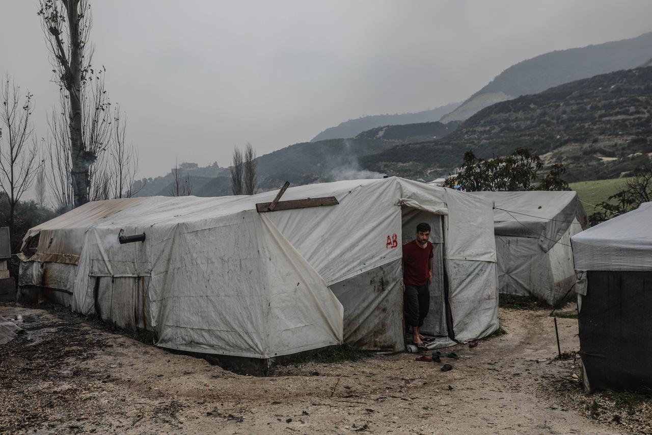 Ein Mann blickt aus einem Zelt im syrischen Flüchtlingslager bei Idlib im Nordwesten des Landes. Ein Mann blickt aus einem Zelt im syrischen Flüchtlingslager bei Idlib im Nordwesten des Landes.