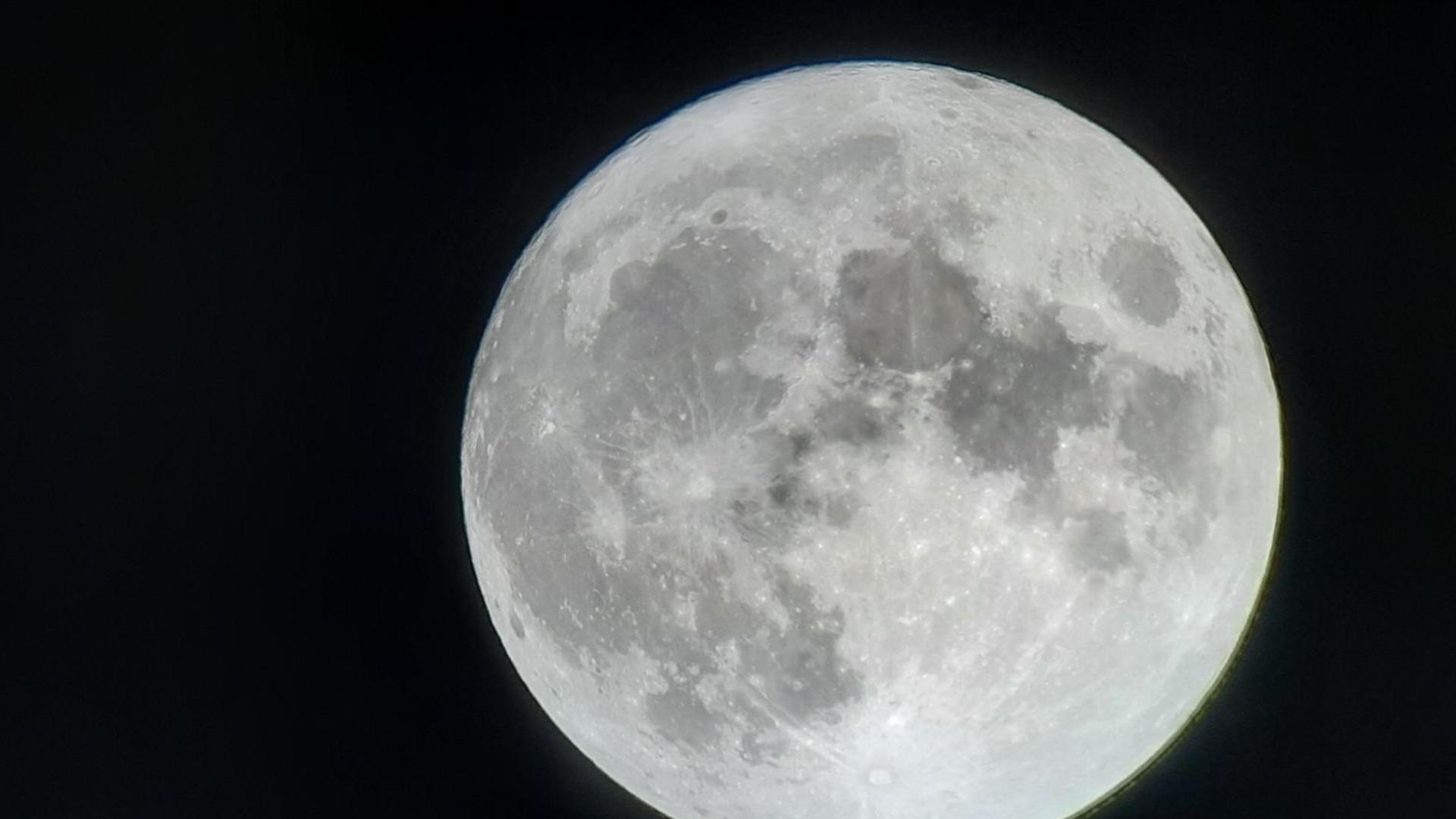 Der Mond von der Erde aus fotografiert Der Mond von der Erde aus fotografiert