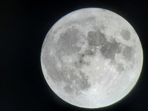 Der Mond von der Erde aus fotografiert