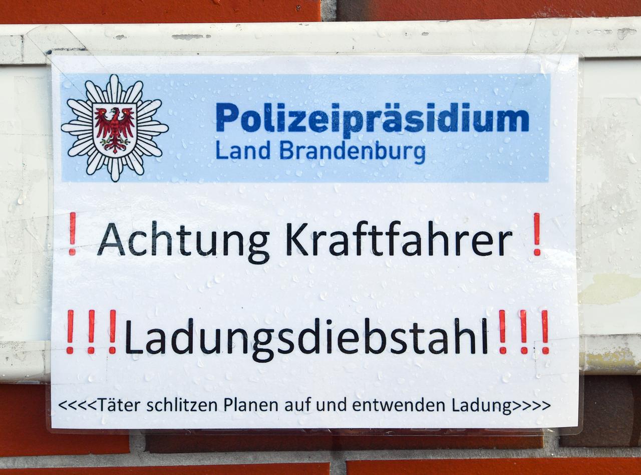 Ein Zettel des Polizeipräsidiums des Landes Brandenburg mit der Aufschrift "Achtung Kraftfahrer - Ladungsdiebstahl - Täter schlitzen Planen auf und entwenden Ladung" hängt auf einem Rastplatz an der Autobahn A10 nahe Rüdersdorf (Brandenburg). Ein Zettel des Polizeipräsidiums des Landes Brandenburg mit der Aufschrift "Achtung Kraftfahrer - Ladungsdiebstahl - Täter schlitzen Planen auf und entwenden Ladung" hängt auf einem Rastplatz an der Autobahn A10 nahe Rüdersdorf (Brandenburg).