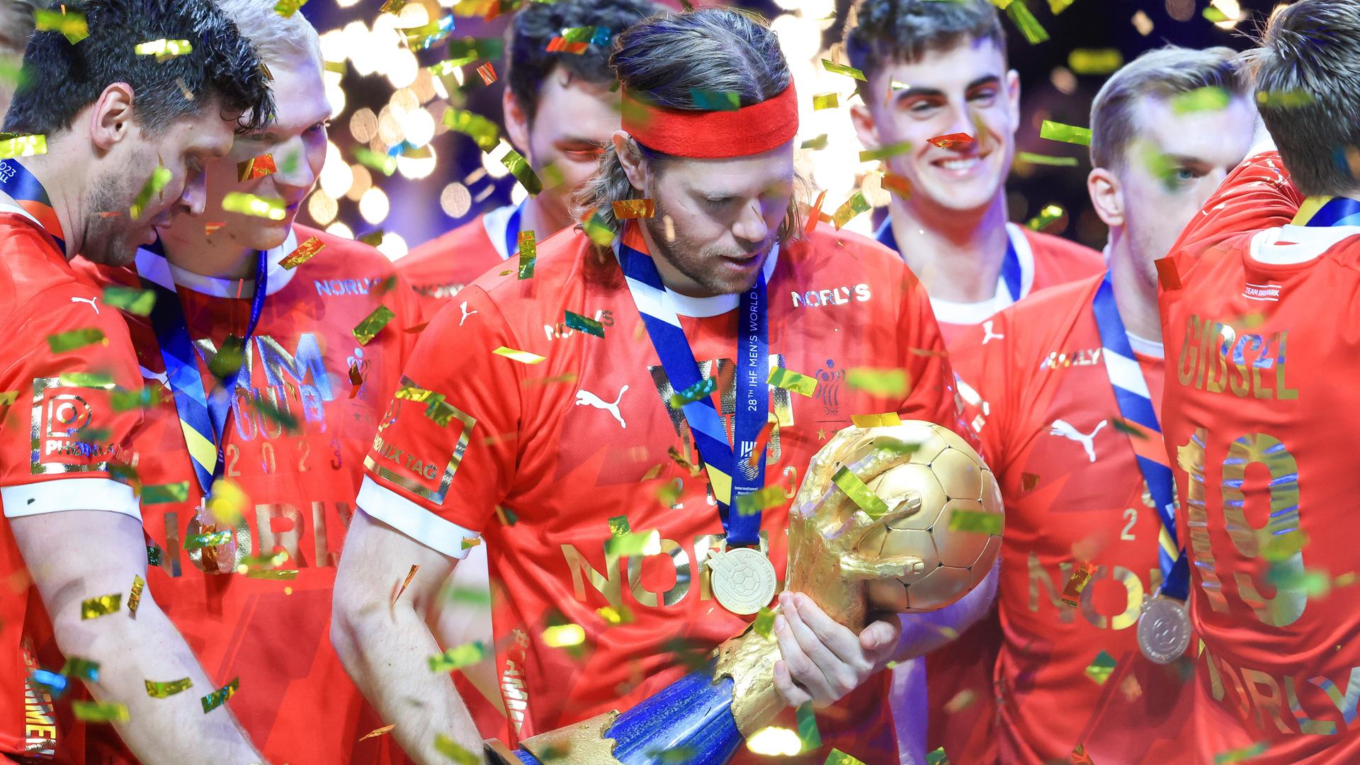 Dänemarks Handball-Spieler Mikkel Hansen betrachtet im Konfetti-Regen den Weltmeister-Pokal. Dänemarks Handball-Spieler Mikkel Hansen betrachtet im Konfetti-Regen den Weltmeister-Pokal.