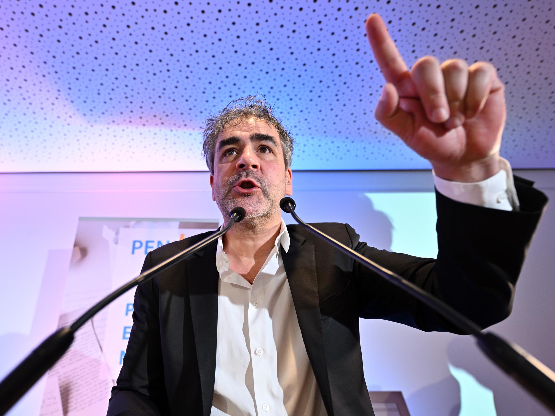 Deniz Yücel zu Beginn der PEN-Mitgliederversammlung am Rednerpult