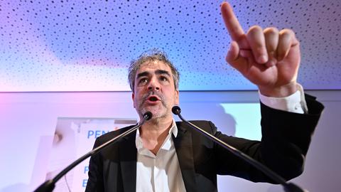 Deniz Yücel zu Beginn der PEN-Mitgliederversammlung am Rednerpult